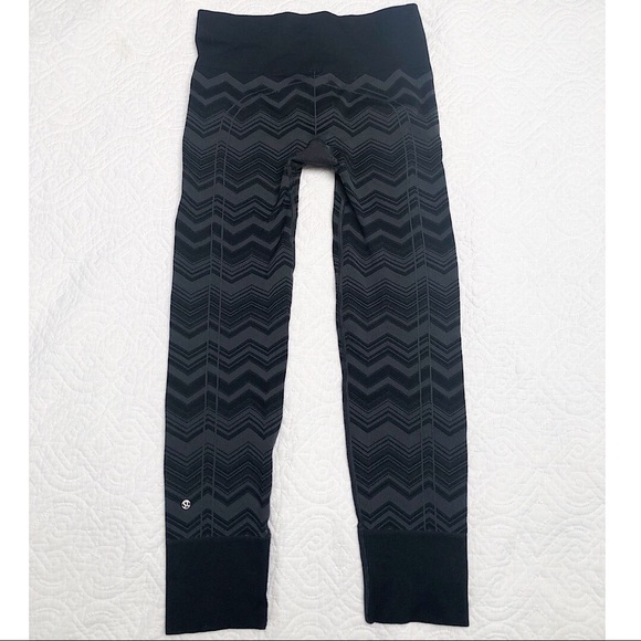 Lululemon Ebb To Street Black Chevron Yoga Pants 6 - Picture 4 of 7